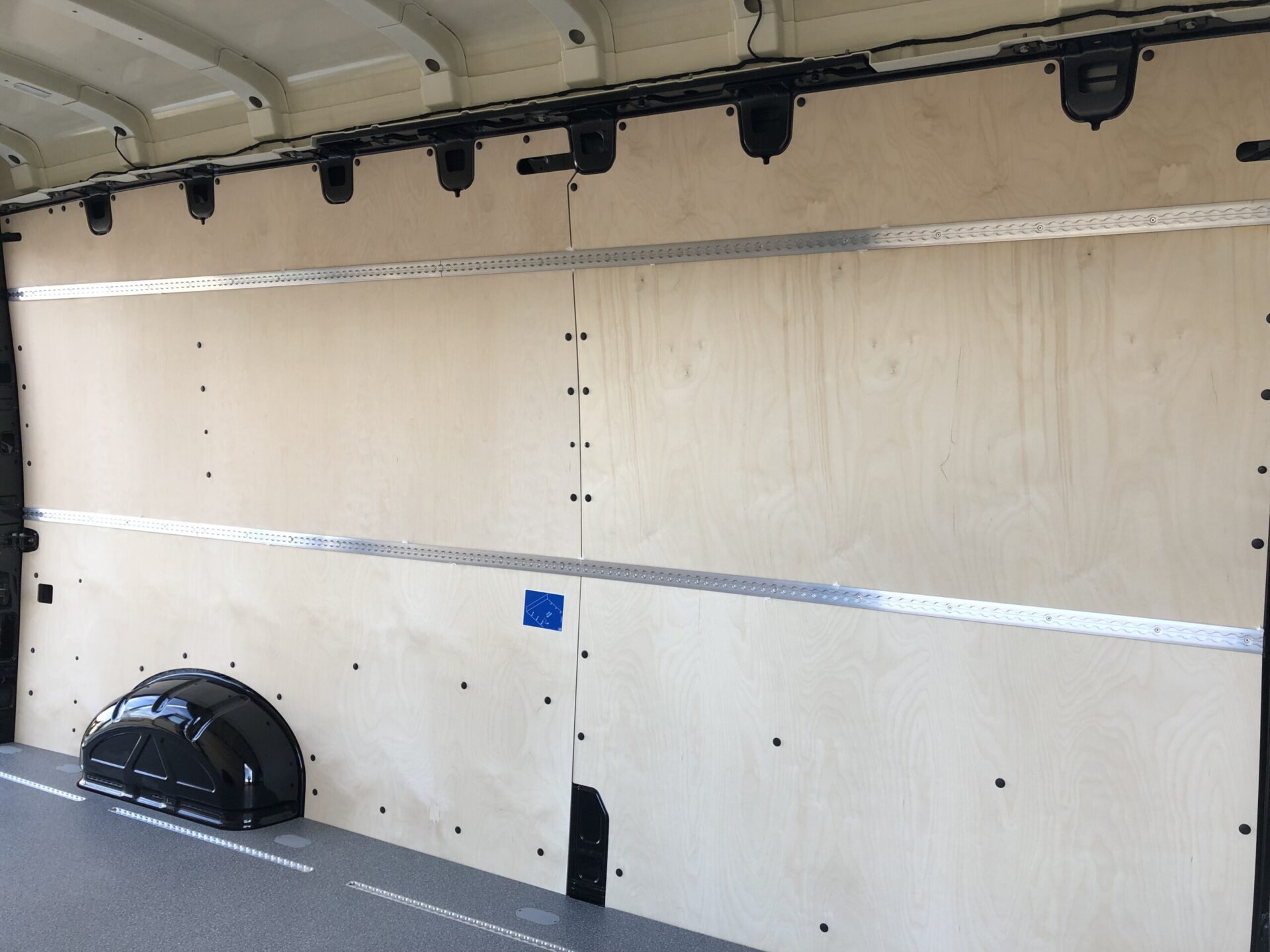 VW Crafter L4H3 Einrichtungsbeispiel Transport, Seitenwand, KompaVan, 300119