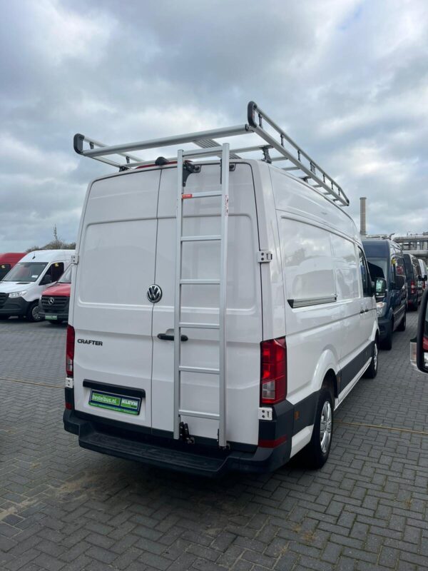 AluRack Dachträger auf VW Crafter Heckansicht